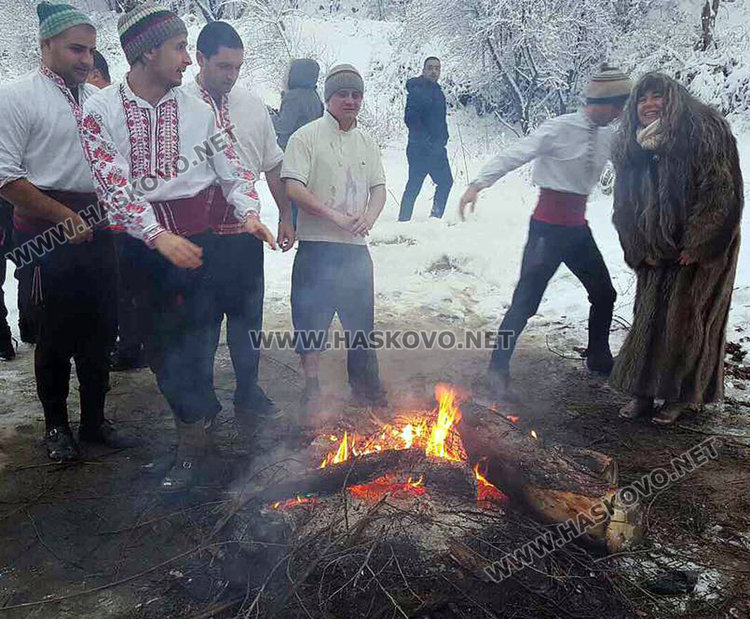 Репортер на eTV и хандбалист на мъжкото хоро в Калофер