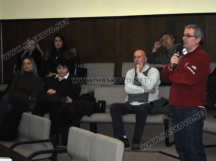 Димчо Йорданов взема думата, за да поиска възстановяване на Народния оркестър