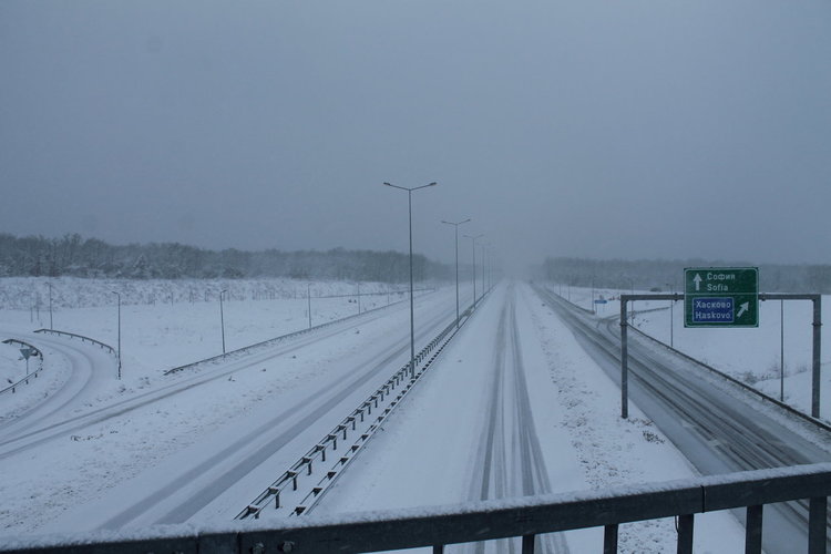 Кола се заби в преспи сняг на път за болница 