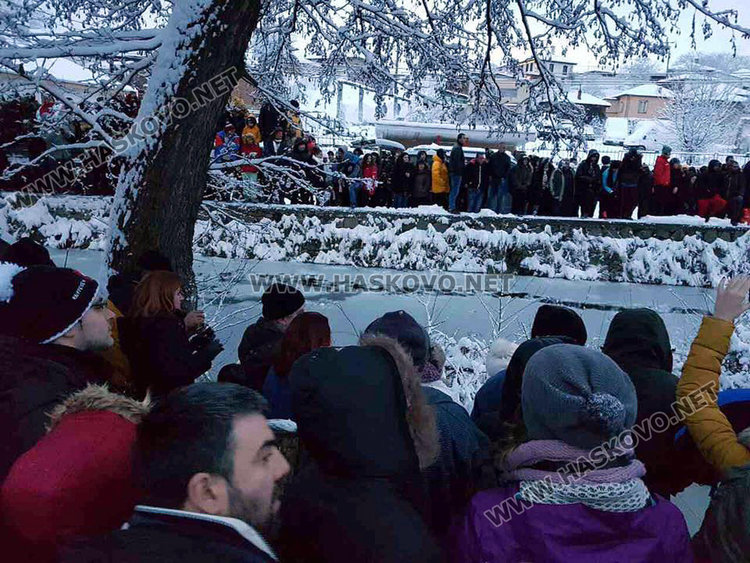 Репортер на eTV и хандбалист на мъжкото хоро в Калофер