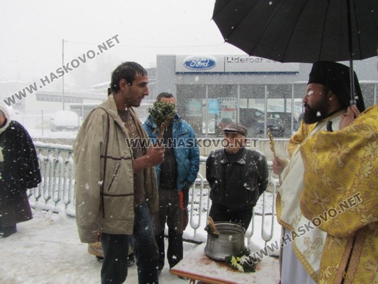 Архимандрит Висарион благослови 27 годишният ром Митко