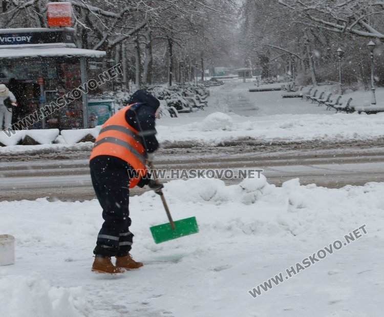 Възстановиха тока в димитровградските села, почистват улици в града