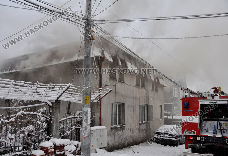 Гръмнал котел подпали къща в Хасково и остави 6 души на улицата