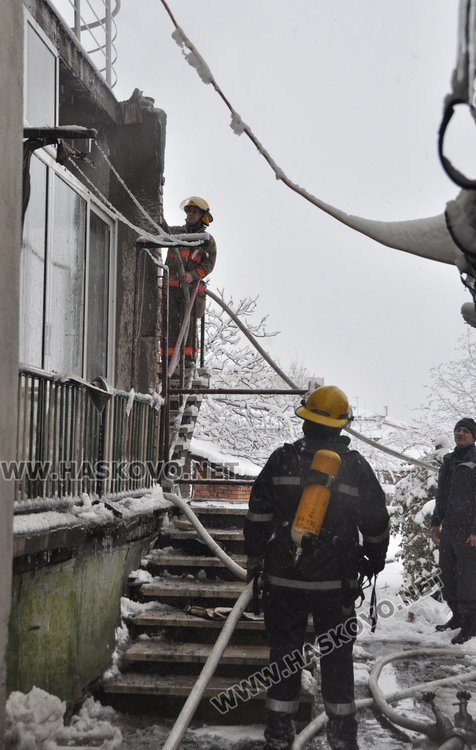 Гръмнал котел подпали къща в Хасково и остави 6 души на улицата