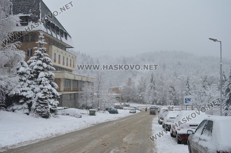 Общината към смолянчани: Преместете колите,не можем да чистим!