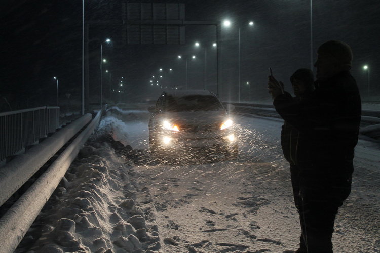 Кола се заби в преспи сняг на път за болница 