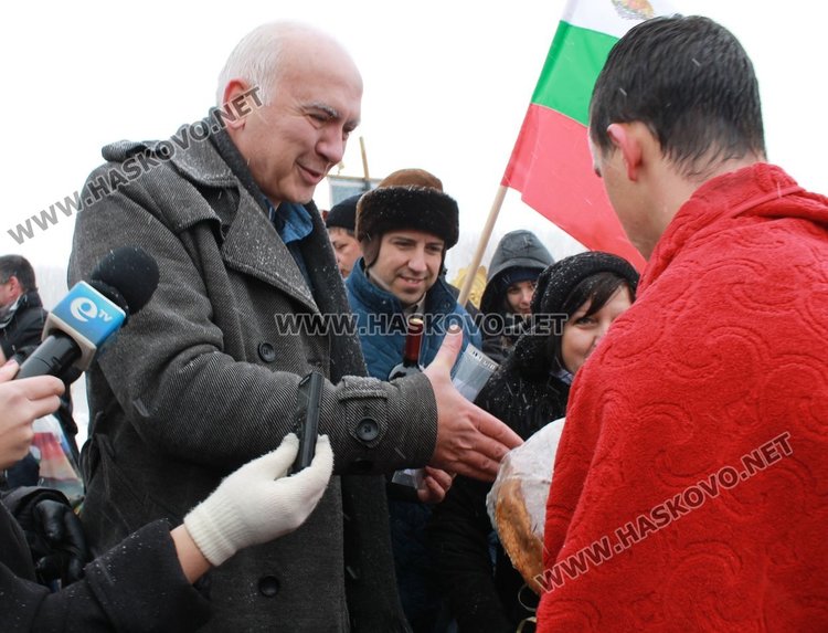 18-годишен спортист извади кръста на Йордановден в Димитровград