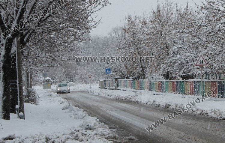 Възстановиха тока в димитровградските села, почистват улици в града