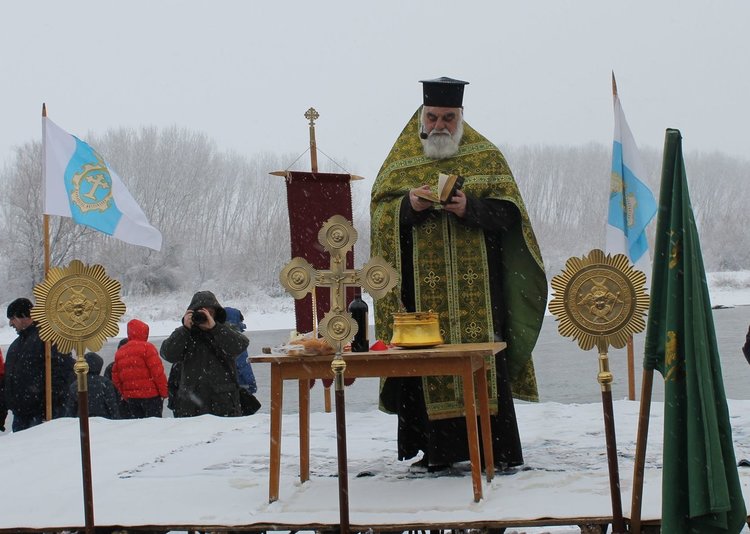 18-годишен спортист извади кръста на Йордановден в Димитровград