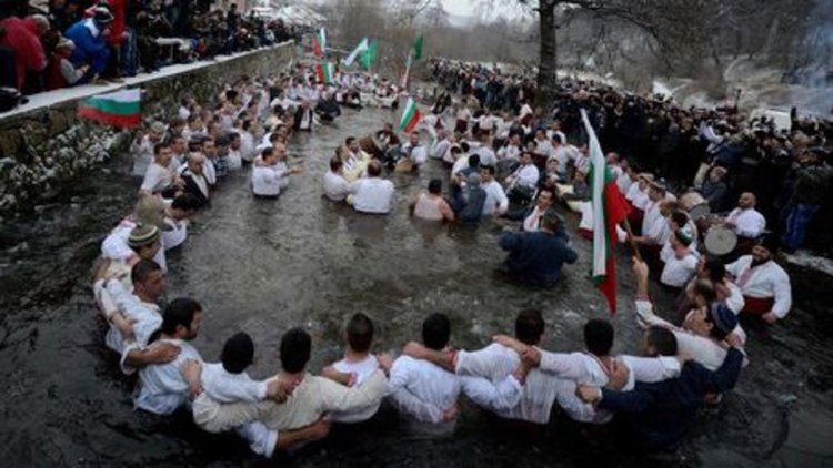 Двама души пострадаха в мъжкото хоро в Калофер