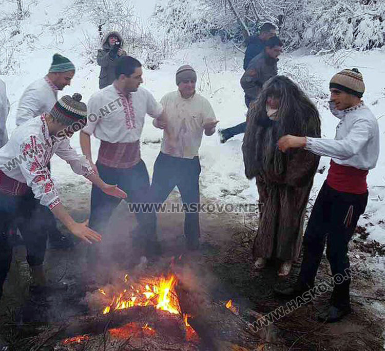 Репортер на eTV и хандбалист на мъжкото хоро в Калофер