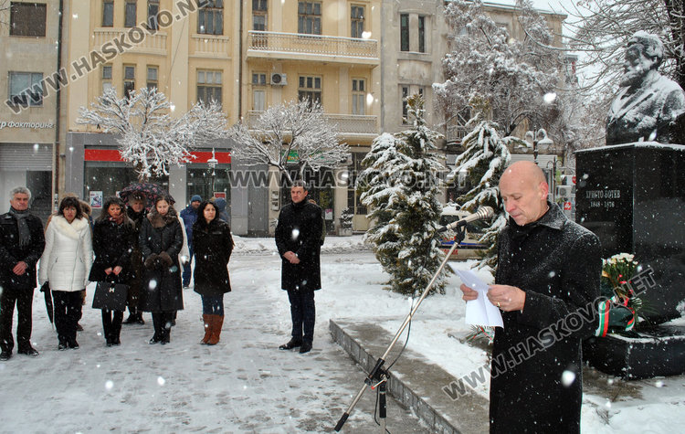 "Моята молитва", венци и цветя за годишнината на Ботев в Хасково