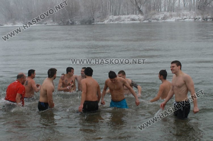 Дузина мъже се хвърлиха в реката, за да издавят кръста