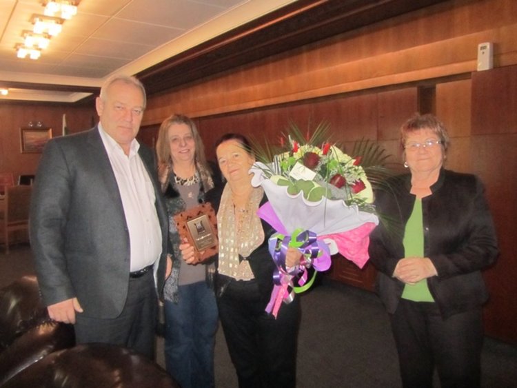 Плакет и поздравления за Валя Балканска от Община Смолян за 75-я и рожден ден