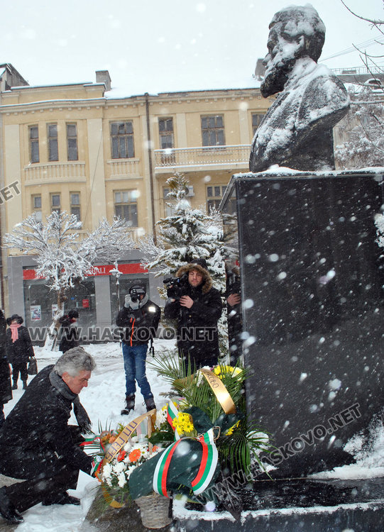 "Моята молитва", венци и цветя за годишнината на Ботев в Хасково