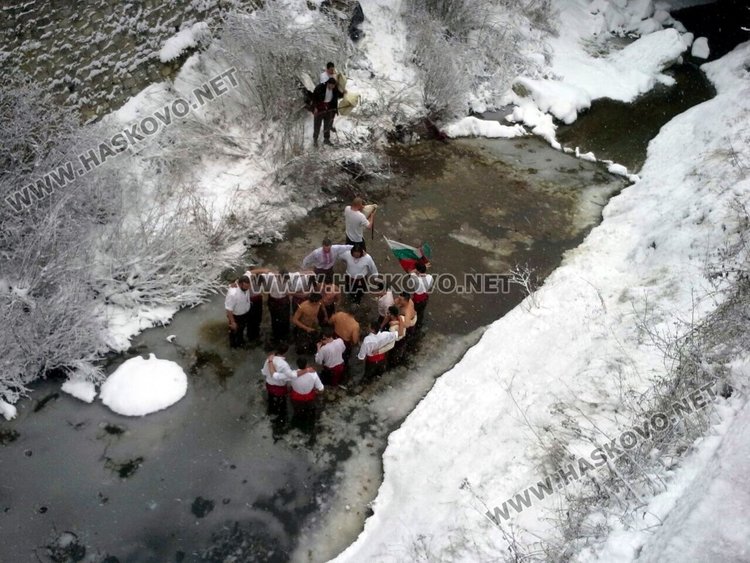 Мъжкото хоро на близо 25-та младежи от Родопски хайдути на 6 януари 2017г