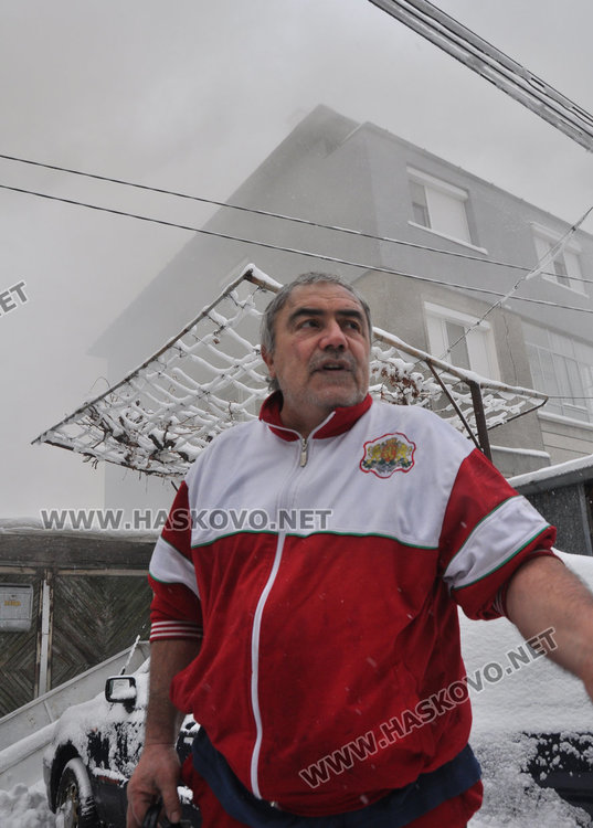 до последна възможност собствениците спасяваха документите си от горящата къща