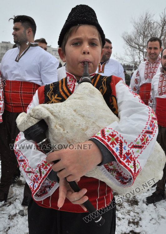 9-годишният Христо повдигна духа на мъжете в ледената вода с музиката от гайдата си