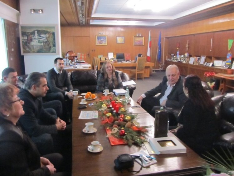 Плакет и поздравления за Валя Балканска от Община Смолян за 75-я и рожден ден