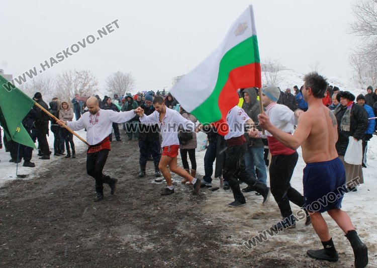 18-годишен спортист извади кръста на Йордановден в Димитровград