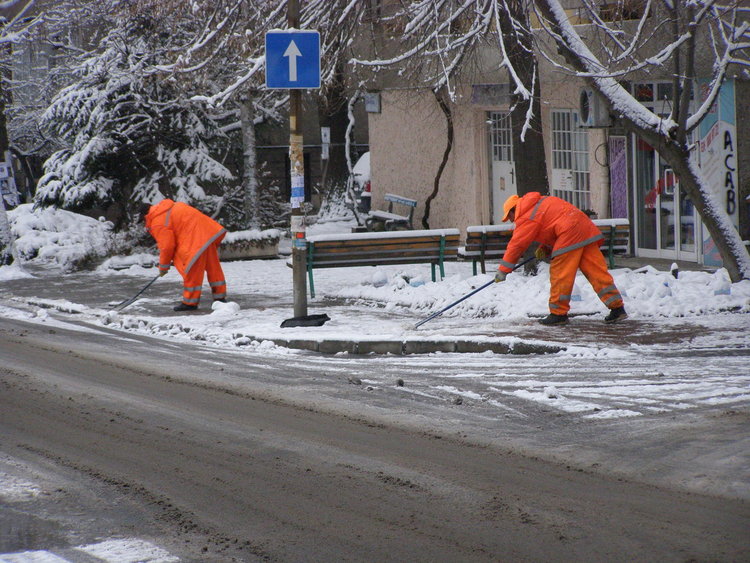       Поледица скова Кърджали,чистят тротоари само в центъра