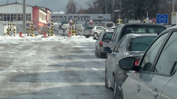 Десетки коли останаха в капан на „Калотина”