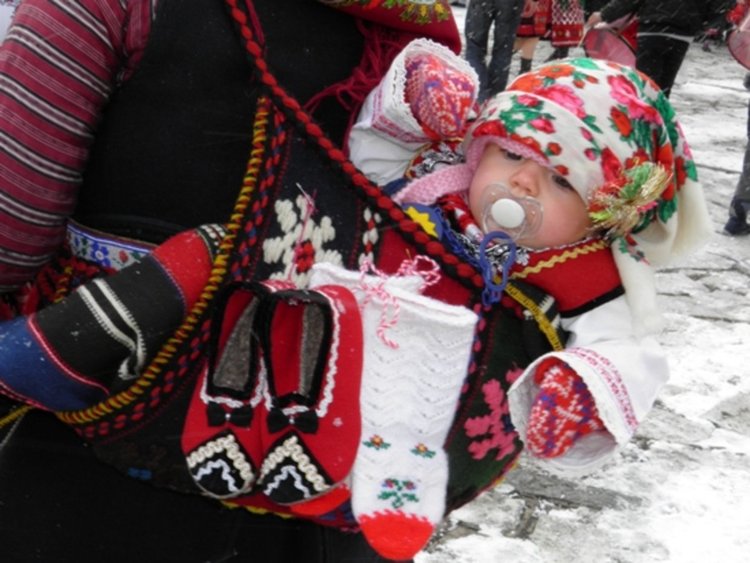 Бабинден е, празнуват акушерките