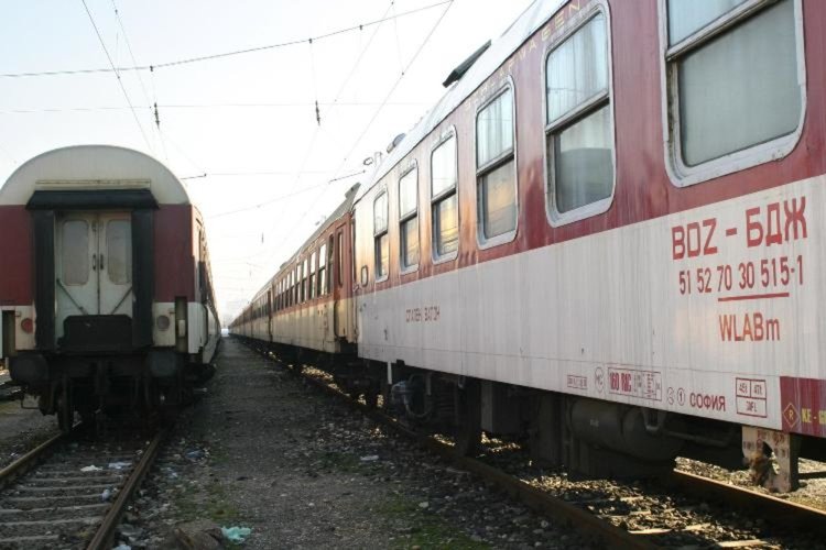 28 влака са отменени, други са с над 300 минути закъснение