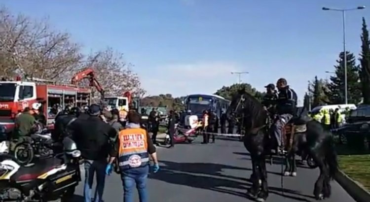 Пак терор: Камион се вряза в група военни в Ерусалим (видео)