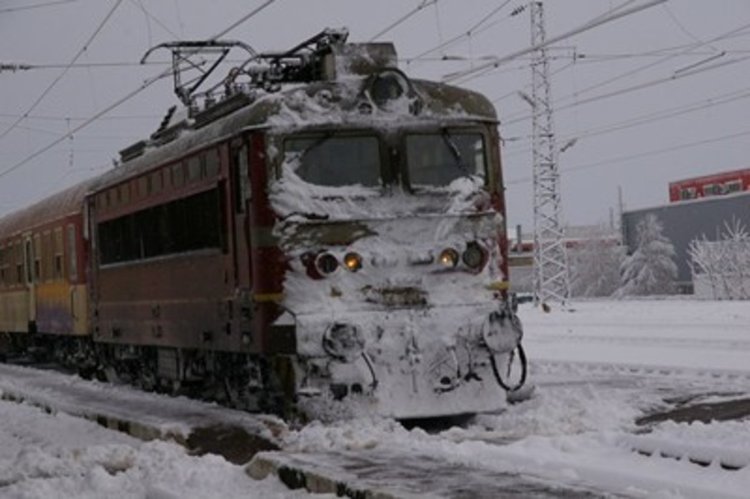 Пътнически влак се удари в пряспа и дерайлира