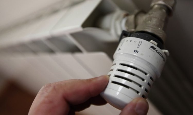 След повече от денонощие на студено, най-сетне перничани с парно