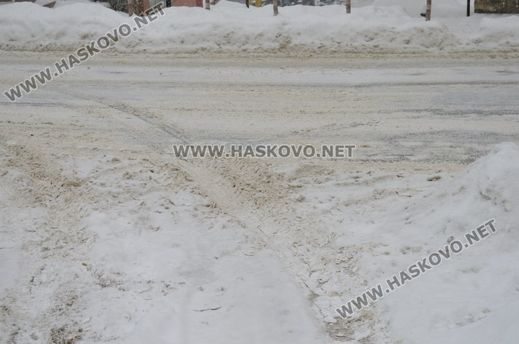 Непочистени улици, ледени пластове под снега и нова снежна покривка от около 35см 