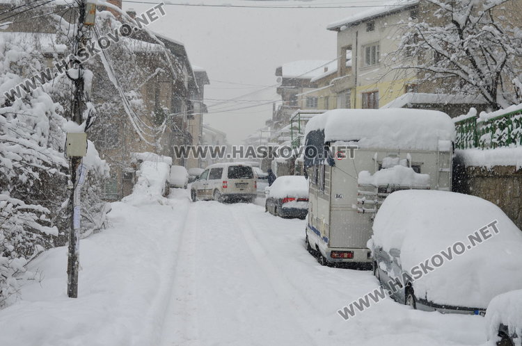 Ето така, почти непроходими изглеждат второстепенните улици в Смолян