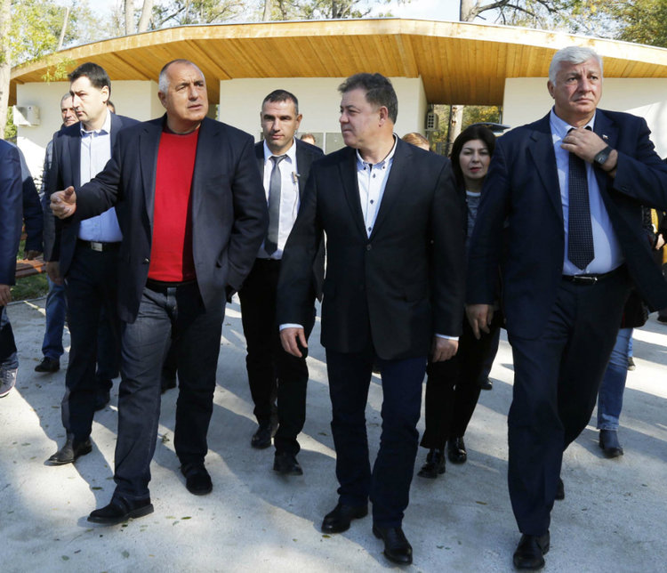 Asenovgrad.NET Веднага след освещаването на църквата "Свети Архангел Михаил" в Асеновград премиерът Бойко Борисов се отправи към Пловдив, където заедно с други гости и кмета Иван Тотев разгледа новия зоопарк.