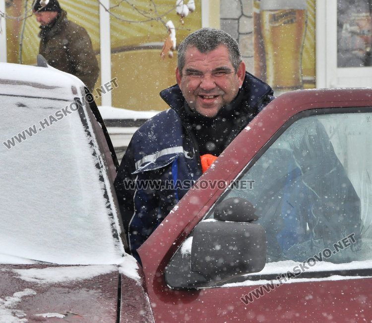 Кмет чисти селото от снега с джипа си (видео)