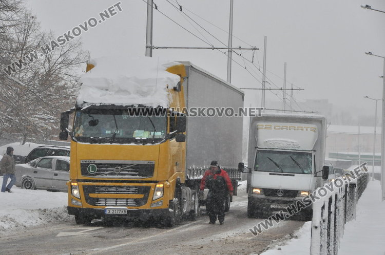 Четири тира закъсаха до АГО, блокираха булеварда