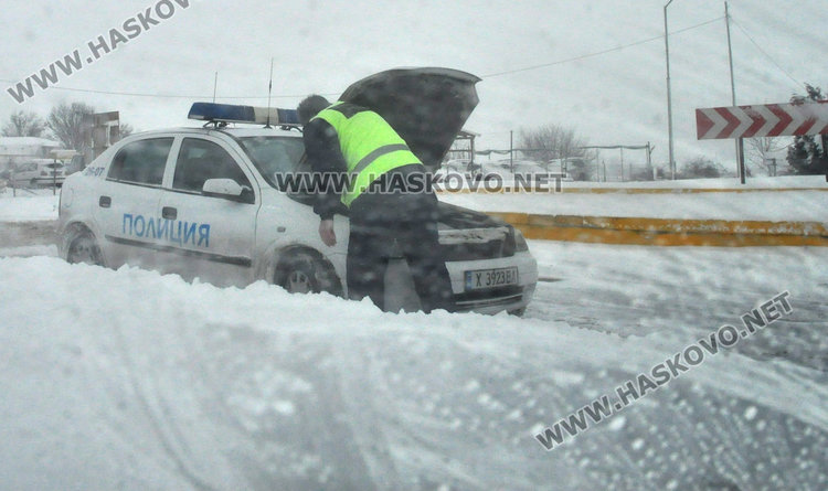 И патрулки аварират в студа