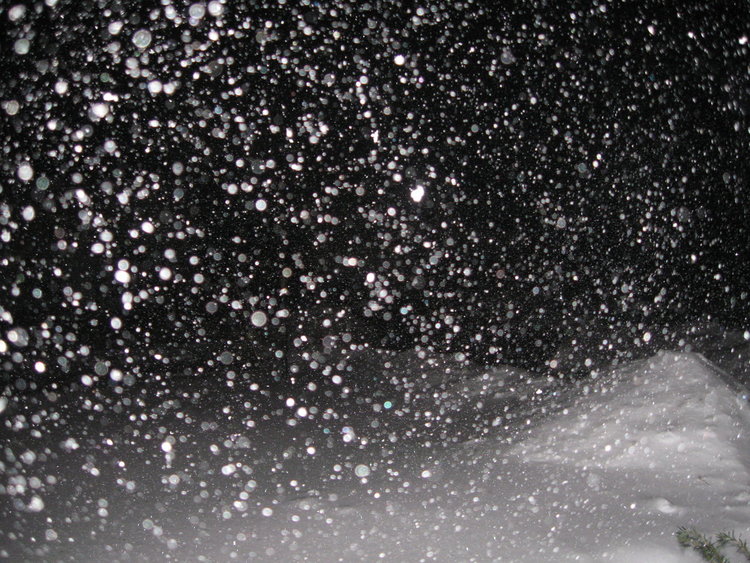 Слънцето пробива за кратко, после пак заоблачаване и снеговалежи