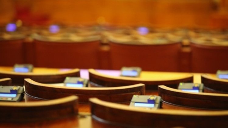 Събирания, раздели, обиди и много командировки в 43-ия парламент