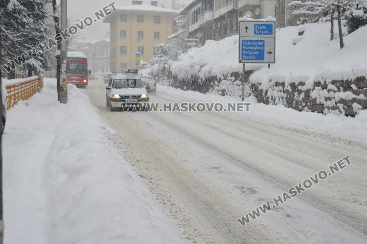 Движението е затруднено в целия град, дори автомобилите с вериги буксуват