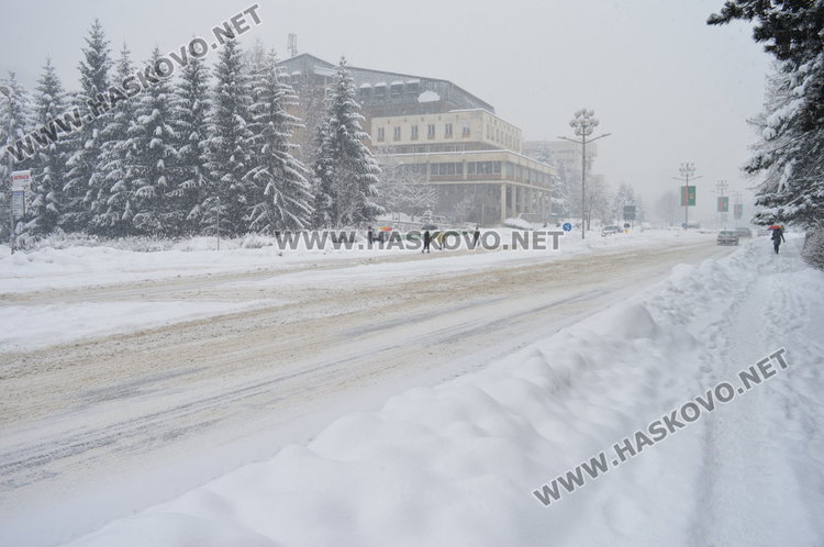 Централният булевард "България" е повече от заснежен