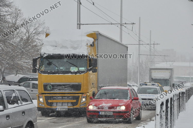 Четири тира закъсаха до АГО, блокираха булеварда