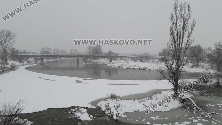 Ледоход по река Марица край Димитровград