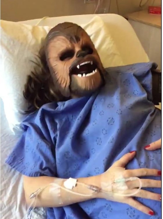 Жена ражда в маска на Чюибака (видео)