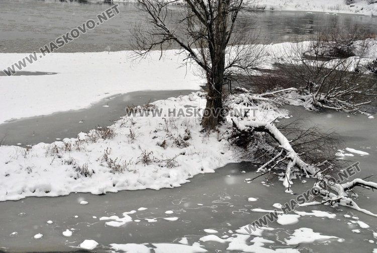 Ледоход по река Марица край Димитровград
