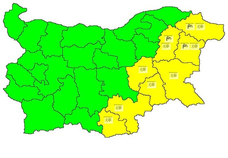 Снегът вали, не спира! Жълт код за Кърджали
