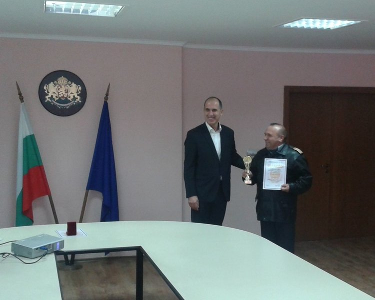  Областният управител Илия Илиев връчва плакет и грамота на началника на РС „ПБЗН”-Джебел Росен Добрев