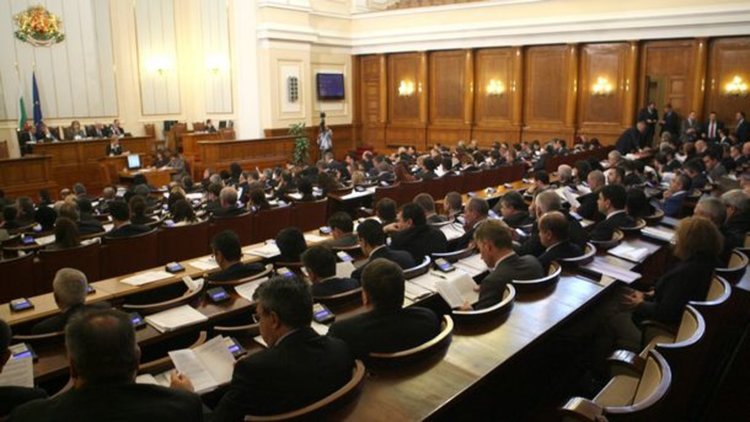 Парламентът заработва с опит за решение за референдума