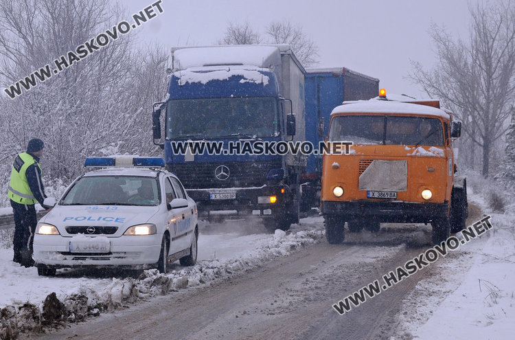 Студът отстъпва леко днес, но отново ще завали сняг