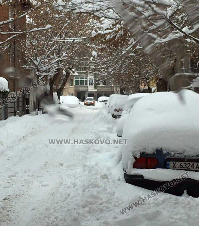 Общината: Махнете колите от малките улици, за да влезе снегорин